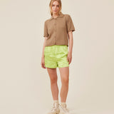 Løse shorts i grøn i satin med elastik i taljen. IolaMD shorts har en mellemhøj taljeog sidelommer. Modellen er 177 cm og har en størrelse S/36 på.