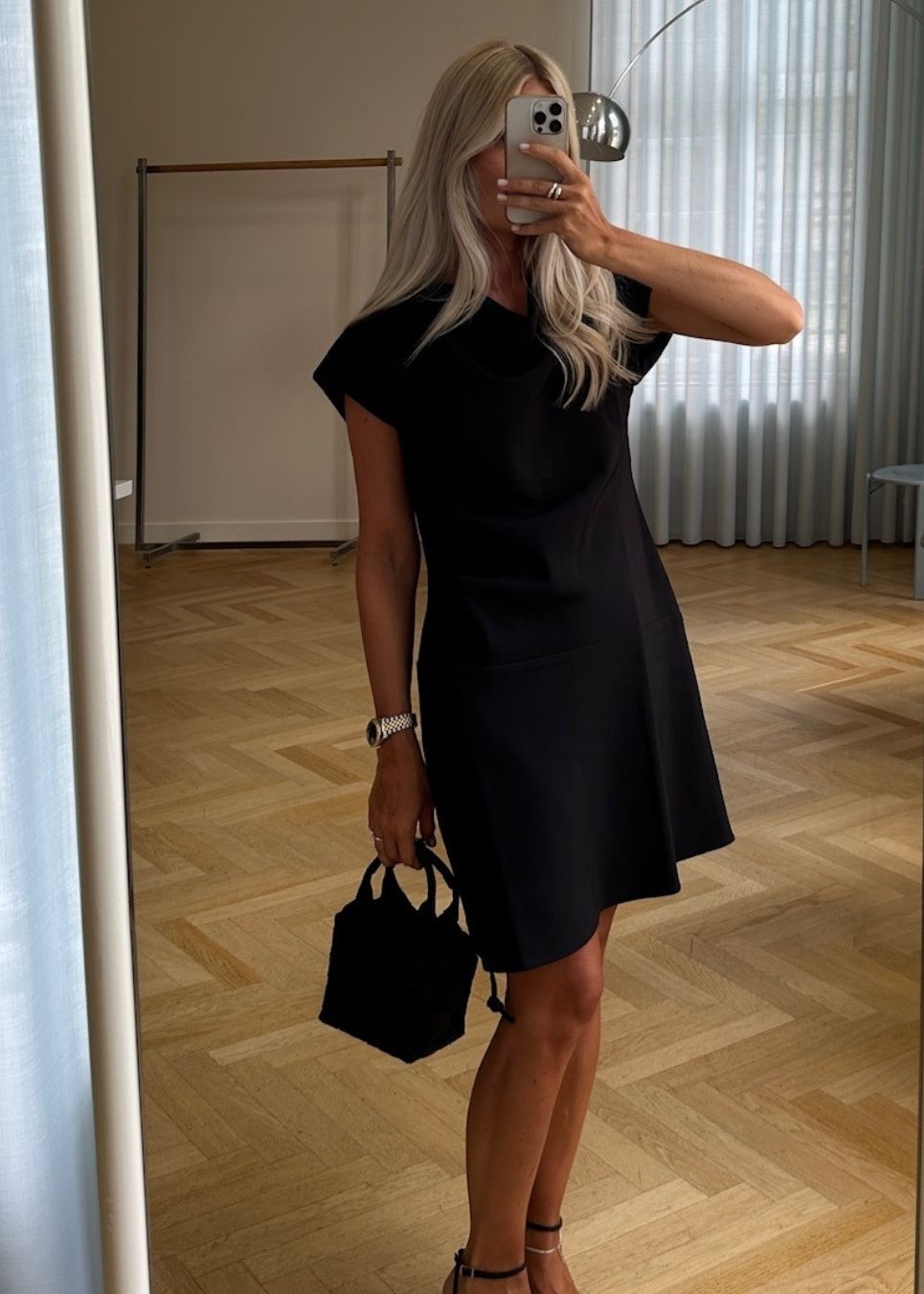 Kortærmet kjole med rynkedetaljer. Pandymd dress har en løs pasform med vide i skørtet.