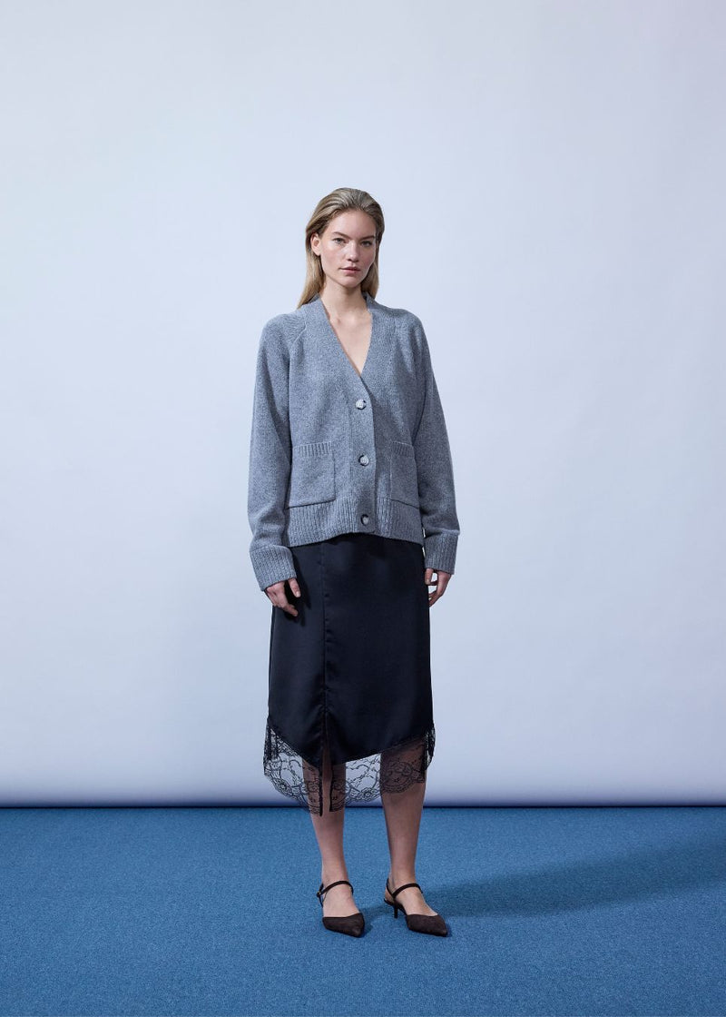 Mellem lang nederdel i satin med blondedetalje. Prudencemd skirt har en slids i siden og en elastisk i taljen. Modellen er 175 cm og har en str. s/36 på.