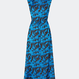 Dittemd Dress er en lang kjole med et iøjnefaldende print og en elegant, flydende silhuet. De let markerede skuldre og det aftagelige bindebånd i taljen giver mulighed for at fremhæve figuren eller skabe et mere afslappet udtryk. Style den med flade sandaler til hverdagen eller hæle til middage og særlige anledninger. Modellen er 175 cm høj og bruger størrelse S/36.