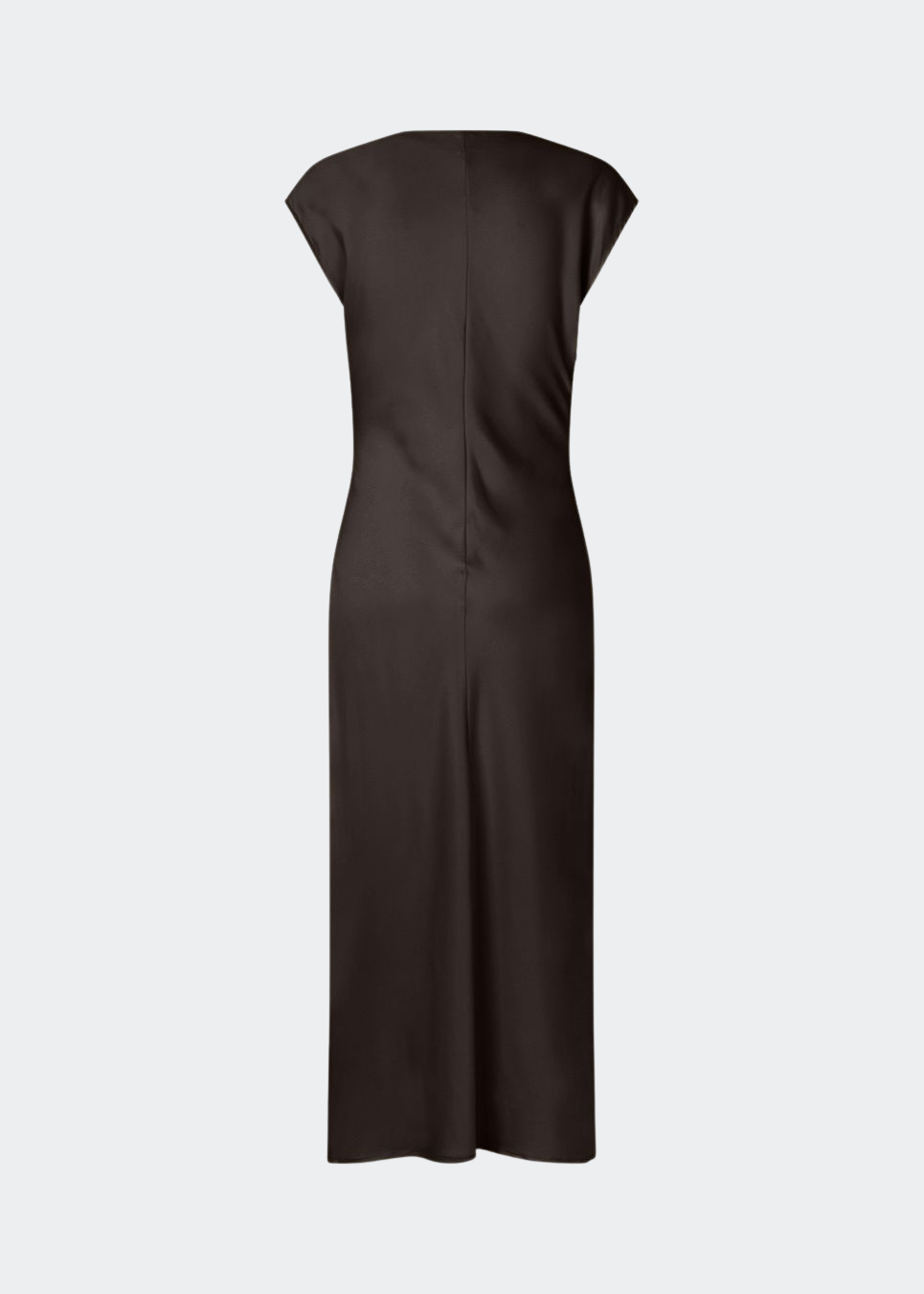 Elegant satinmaxikjole med et sofistikeret udtryk. Tailormd dress er designet i en figursyet silhuet med en blød draperet halsudskæring, korte cap-ærmer og diskrete rynkedetaljer i taljen, der fremhæver den flatterende pasform. Den glatte satinfinish og den lange, flydende silhuet gør kjolen til et elegant valg til både festlige anledninger og særlige begivenheder. Modellen er 175 cm og har en str S/36 på.
