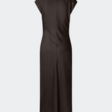 Elegant satinmaxikjole med et sofistikeret udtryk. Tailormd dress er designet i en figursyet silhuet med en blød draperet halsudskæring, korte cap-ærmer og diskrete rynkedetaljer i taljen, der fremhæver den flatterende pasform. Den glatte satinfinish og den lange, flydende silhuet gør kjolen til et elegant valg til både festlige anledninger og særlige begivenheder. Modellen er 175 cm og har en str S/36 på.