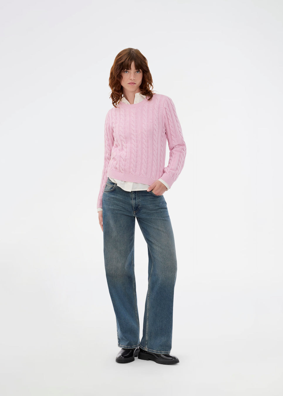 Tætsiddende strik i lyserød med rund hals i 100% økologisk bomuld. Sabremd o-neck er lavet i kabelstrik og har et broderet brystlogo. Modellen er 175 cm og har en str s/36 på.
