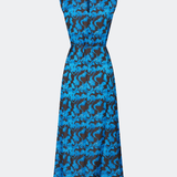 Dittemd Dress er en lang kjole med et iøjnefaldende print og en elegant, flydende silhuet. De let markerede skuldre og det aftagelige bindebånd i taljen giver mulighed for at fremhæve figuren eller skabe et mere afslappet udtryk. Style den med flade sandaler til hverdagen eller hæle til middage og særlige anledninger. Modellen er 175 cm høj og bruger størrelse S/36.