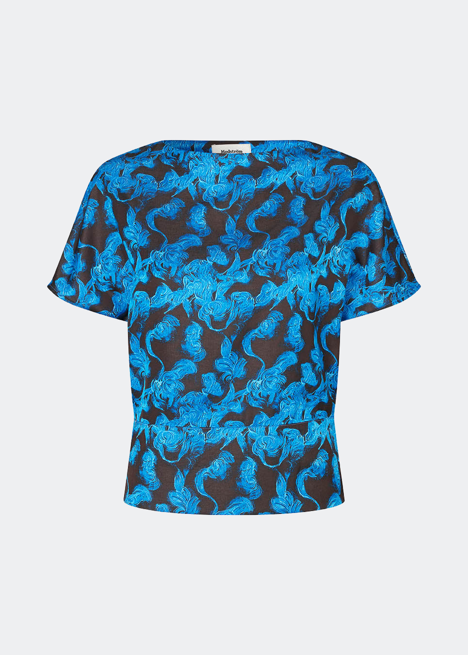 Dittemd Top er en feminin top med et iøjnefaldende print og en elegant, afslappet silhuet. De korte, løse ærmer og den let taljerede pasform skaber et flatterende udtryk, der gør toppen nem at style til både hverdag og fest. Brug den sammen med Dittemd Skirt eller Dittemd Pants for et gennemført sæt, eller style den med jeans eller skræddersyede bukser for et mere afslappet look. Modellen er 175 cm høj og bruger størrelse S/36.