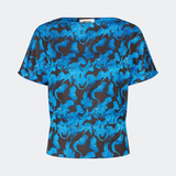Dittemd Top er en feminin top med et iøjnefaldende print og en elegant, afslappet silhuet. De korte, løse ærmer og den let taljerede pasform skaber et flatterende udtryk, der gør toppen nem at style til både hverdag og fest. Brug den sammen med Dittemd Skirt eller Dittemd Pants for et gennemført sæt, eller style den med jeans eller skræddersyede bukser for et mere afslappet look. Modellen er 175 cm høj og bruger størrelse S/36.