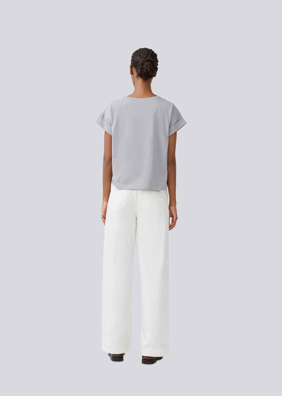 Jeans med vidde I bomuldsdenim. IsoldeMD pants har en høj talje for- og baglommer og et bindebånd i taljen.