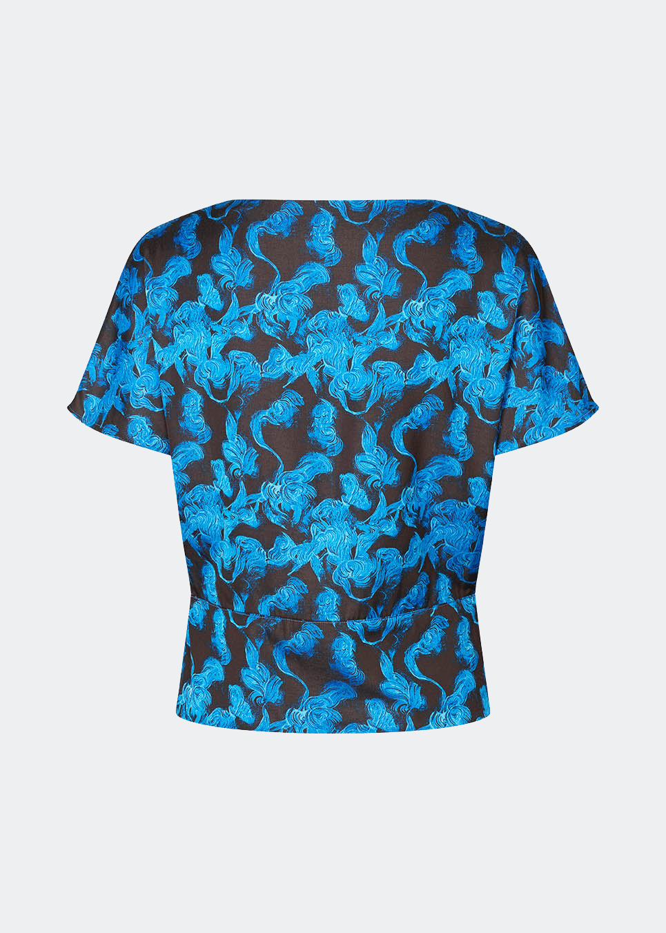 Dittemd Top er en feminin top med et iøjnefaldende print og en elegant, afslappet silhuet. De korte, løse ærmer og den let taljerede pasform skaber et flatterende udtryk, der gør toppen nem at style til både hverdag og fest. Brug den sammen med Dittemd Skirt eller Dittemd Pants for et gennemført sæt, eller style den med jeans eller skræddersyede bukser for et mere afslappet look. Modellen er 175 cm høj og bruger størrelse S/36.