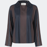 DannieMD Polo er en langærmet polo med en afslappet pasform og brede, vertikale striber. Designet har en dekorativ blondekrave, V-udskæring og kontrastfarvet piping langs ærmerne, som tilfører et sporty element. Style den med jeans eller løse bukser for et afslappet hverdagslook. Modellen er 175 cm høj og bruger størrelse S/36.
