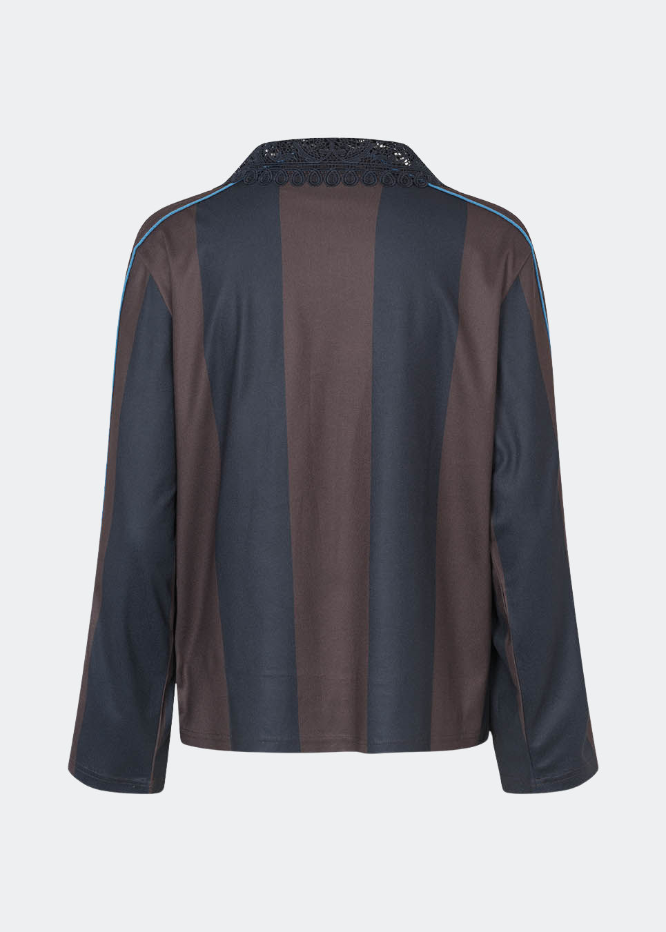 DannieMD Polo er en langærmet polo med en afslappet pasform og brede, vertikale striber. Designet har en dekorativ blondekrave, V-udskæring og kontrastfarvet piping langs ærmerne, som tilfører et sporty element. Style den med jeans eller løse bukser for et afslappet hverdagslook. Modellen er 175 cm høj og bruger størrelse S/36.