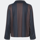 DannieMD Polo er en langærmet polo med en afslappet pasform og brede, vertikale striber. Designet har en dekorativ blondekrave, V-udskæring og kontrastfarvet piping langs ærmerne, som tilfører et sporty element. Style den med jeans eller løse bukser for et afslappet hverdagslook. Modellen er 175 cm høj og bruger størrelse S/36.