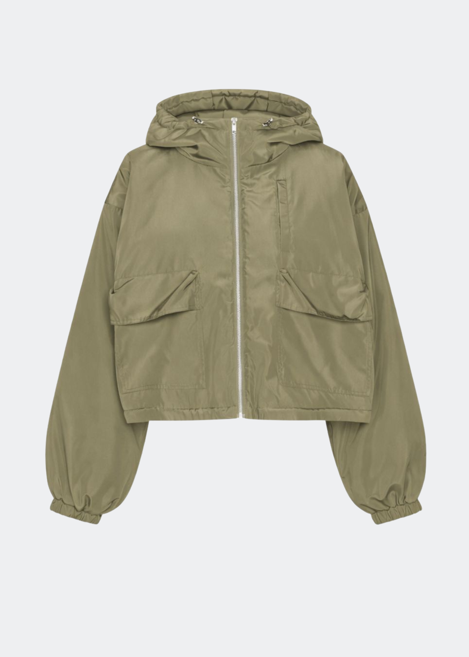 ConnieMD Jacket er en kort jakke med løs pasform og hætte. Jakken har lynlåslukning foran, store lommer med klap og lange, voluminøse ærmer med elastik ved håndleddene. Modellen er 175 cm høj og bruger størrelse S/36.