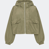 ConnieMD Jacket er en kort jakke med løs pasform og hætte. Jakken har lynlåslukning foran, store lommer med klap og lange, voluminøse ærmer med elastik ved håndleddene. Modellen er 175 cm høj og bruger størrelse S/36.
