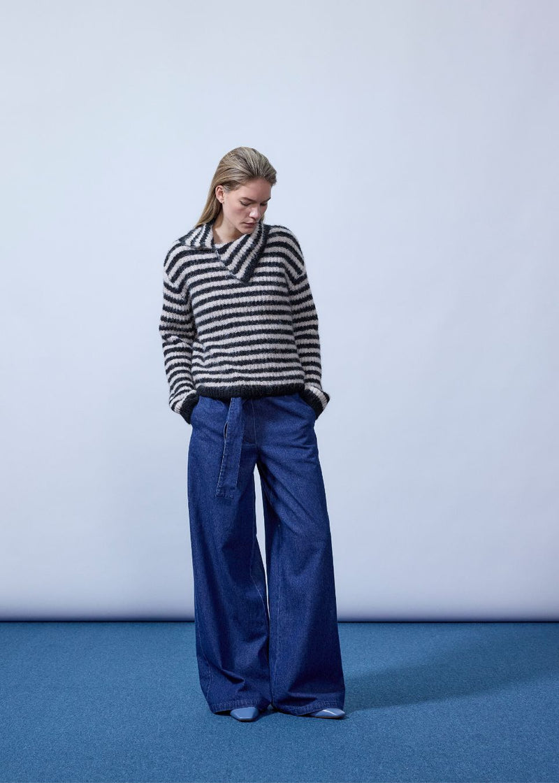 Blød strik med i genanvendt polyester. Packermd roll Neck har lange ærmer og en høj hals med slids i siden. Modellen er 175 cm og har en str. s/36 på.
