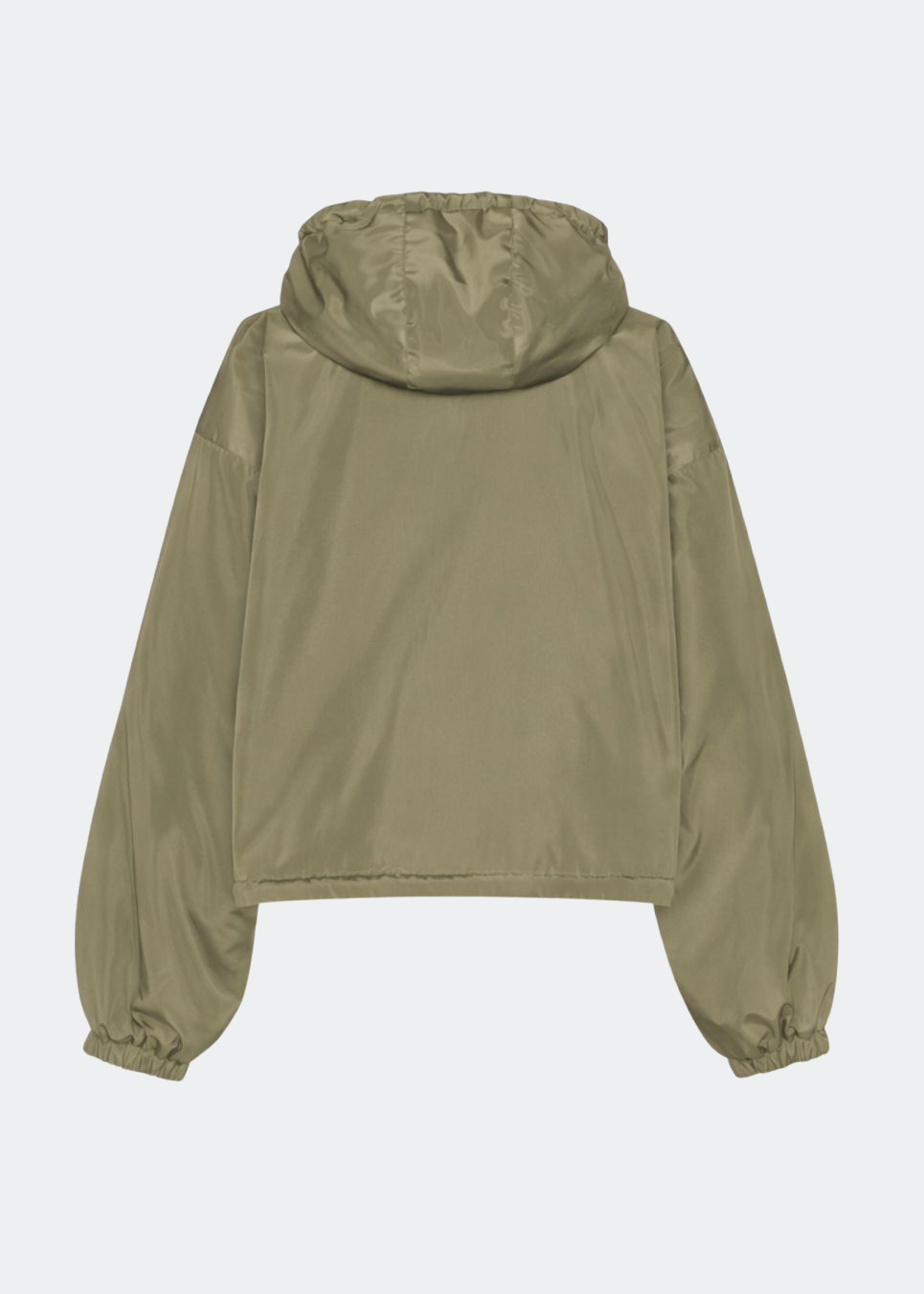 ConnieMD Jacket er en kort jakke med løs pasform og hætte. Jakken har lynlåslukning foran, store lommer med klap og lange, voluminøse ærmer med elastik ved håndleddene. Modellen er 175 cm høj og bruger størrelse S/36.
