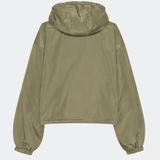 ConnieMD Jacket er en kort jakke med løs pasform og hætte. Jakken har lynlåslukning foran, store lommer med klap og lange, voluminøse ærmer med elastik ved håndleddene. Modellen er 175 cm høj og bruger størrelse S/36.