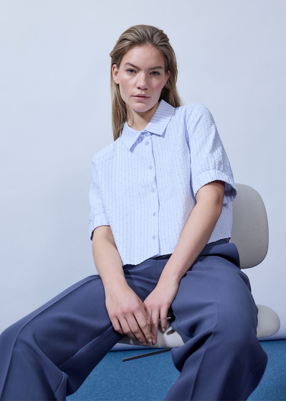 Kort skjorte med rhinsten og pufærmer. Patriziomd shirt har en knappelukning fortil og skjortekrave. Modellen er 175 cm og har en str S/36 på.