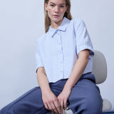 Kort skjorte med rhinsten og pufærmer. Patriziomd shirt har en knappelukning fortil og skjortekrave. Modellen er 175 cm og har en str S/36 på.