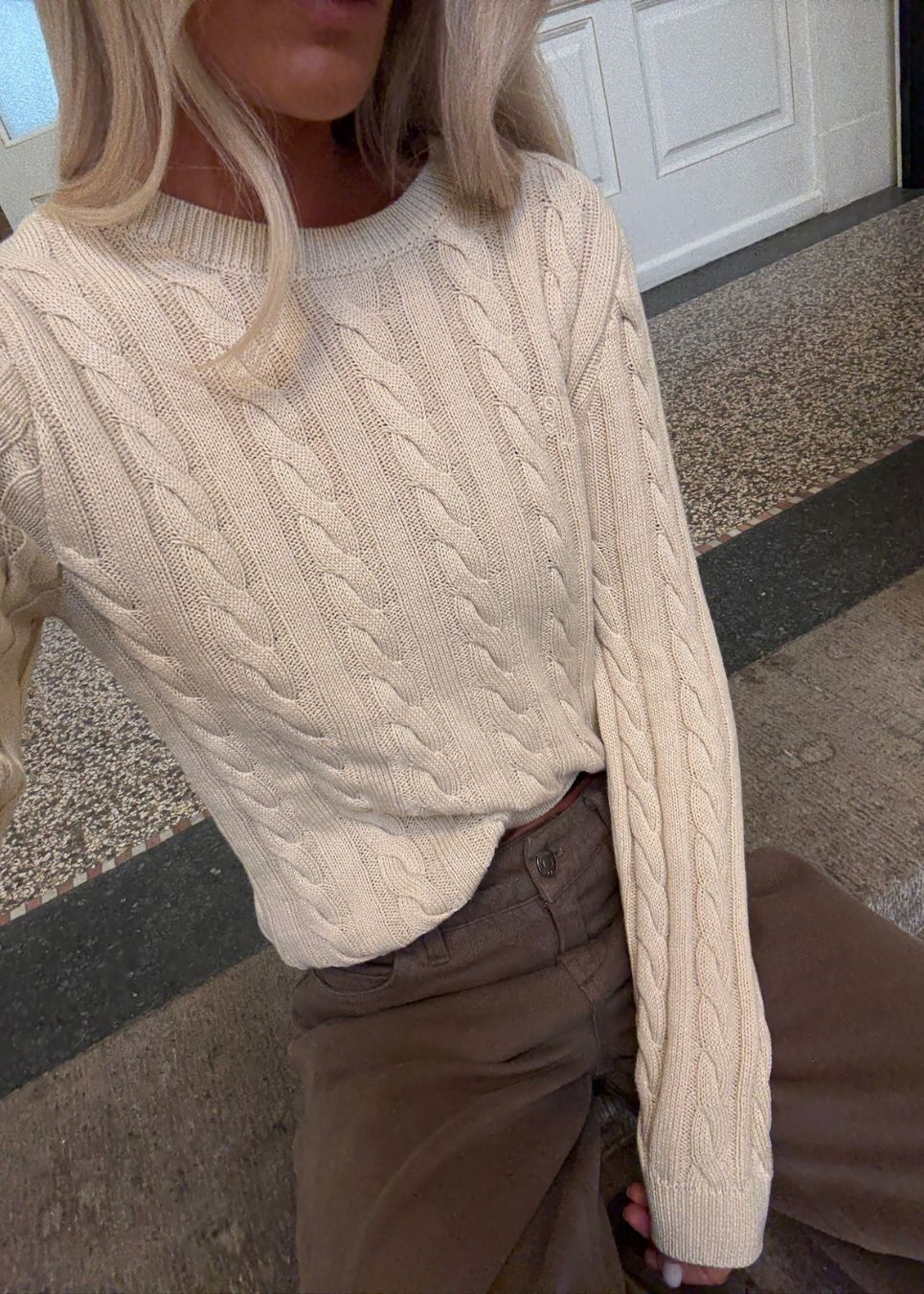 Tætsiddende strik med rund hals i 100% økologisk bomuld. Sabremd o-neck er lavet i kabelstrik og har et broderet brystlogo. Modellen er 175 cm og har en str s/36 på.