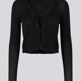 Tyndt strikket sort cardigan med let gennemsigtigt udtryk. FaddieMD cardigan er let cropped, har lange ærmer og lukkes med bindebånd fortil. 