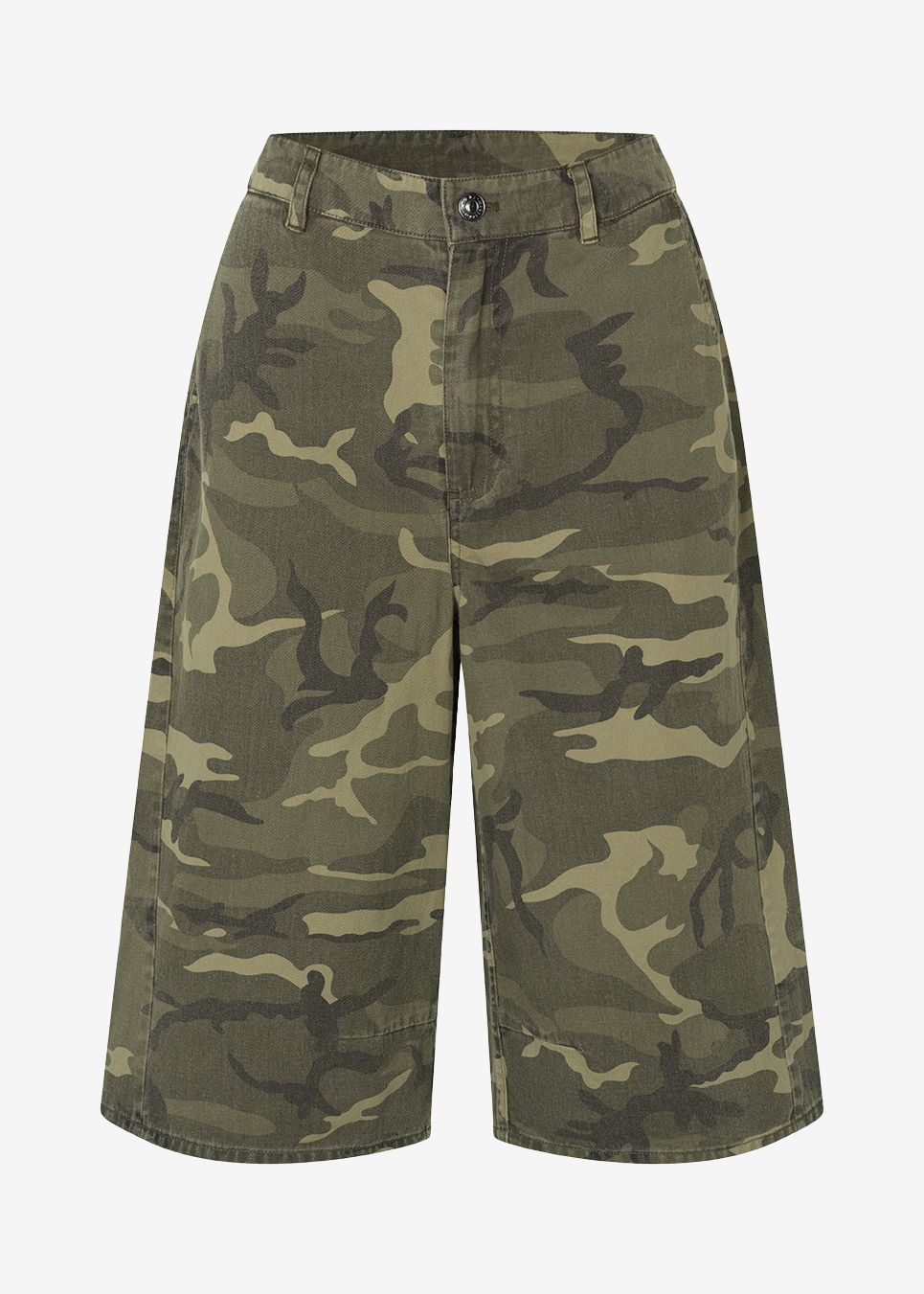 Lange cargoshorts i camouflageprint. AtheneMD Long Shorts er designet i bomuldsdenim med lommer, bæltestropper samt knap- og lynlåslukning i gylpen. Et moderne og stilfuldt valg til afslappede sommerlooks.