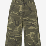 Lange cargoshorts i camouflageprint. AtheneMD Long Shorts er designet i bomuldsdenim med lommer, bæltestropper samt knap- og lynlåslukning i gylpen. Et moderne og stilfuldt valg til afslappede sommerlooks.