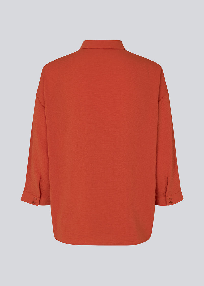 Smuk skjorte i rød i et klassisk design. Alexis shirt har krave og bliver knappet fortil. Skjorten har 3/4 lange ærmer og en enkelt brystlomme, som er med til at give detalje. Modellen er 174 cm og har en størrelse S/36 på  Materiale: 100% Polyester