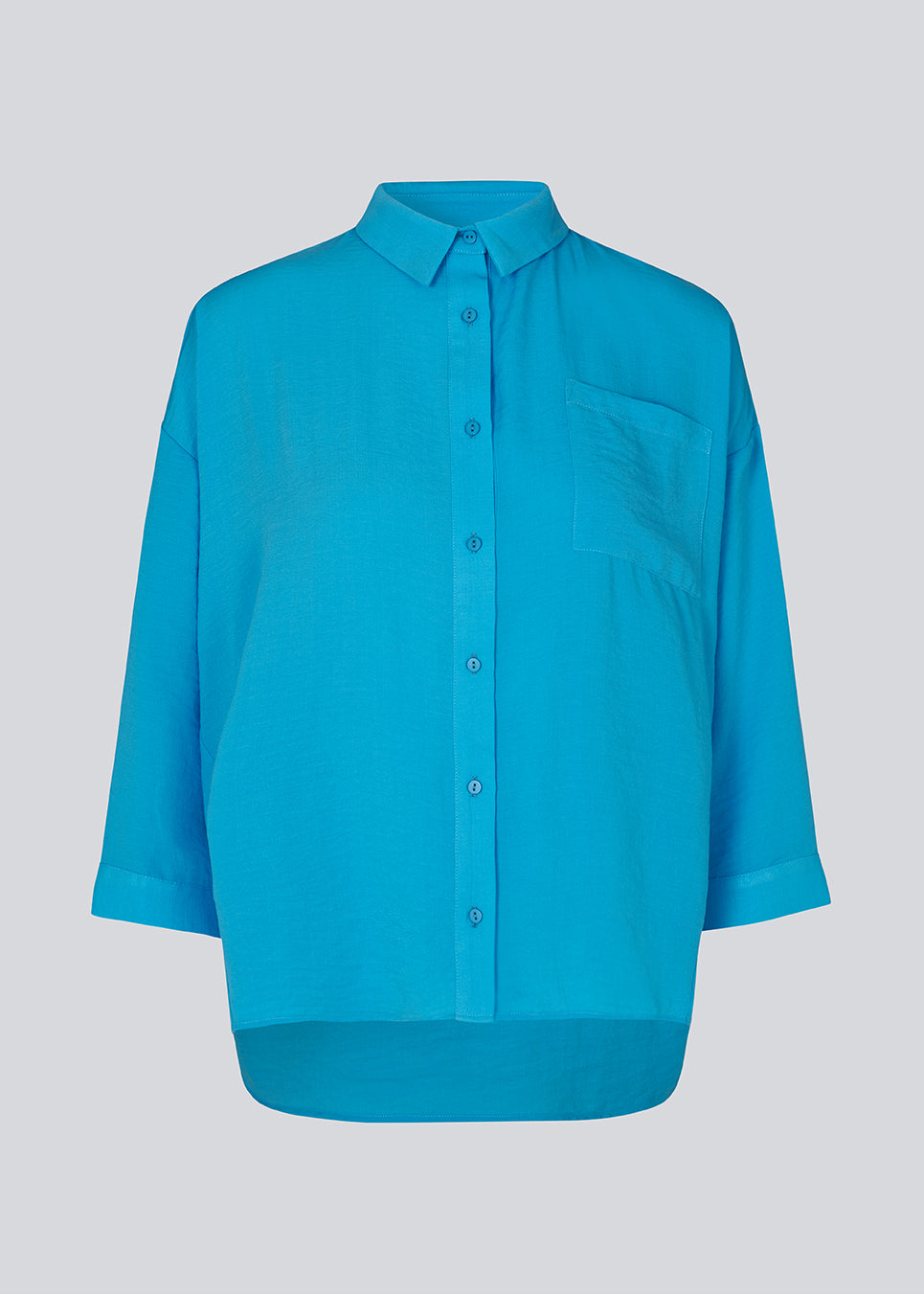 Beautiful blue shirt in a classic design. Alexis shirt has a collar and is closed at front by buttons. The shirt has 3/4 length sleeves and a chest pocket, which adds details. The model is 174 cm and wears a size S/36