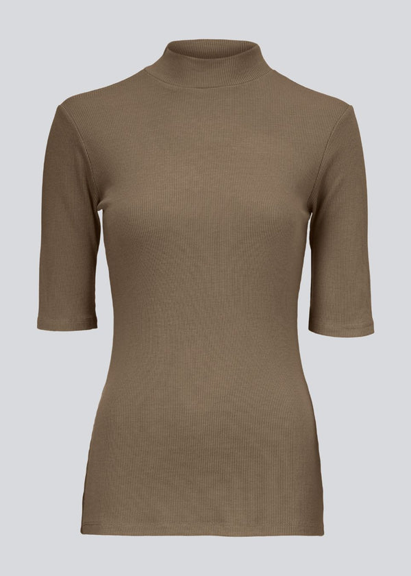 Kortærmet t-shirt med høj hals. Krown t-shirt er i rib kvalitet og er tætsiddende i pasformen.