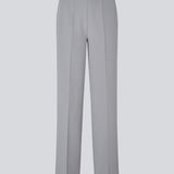 Klassiske bukser i grå med pressefolder og lige ben. Nelli pants lukkes med en skjult lynlås i siden og har en skjult elastik indeni taljen for et mere komfortabelt fit. Indersøm (S/36): 82 cm. Bukserne forlænges med 0,5 cm for hver størrelse.