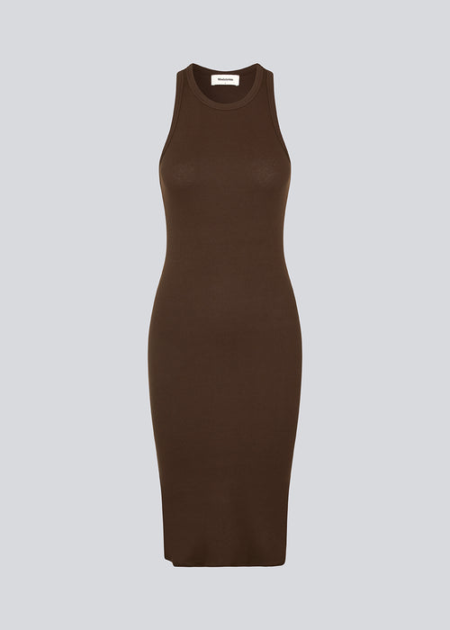 Lækker basic kjole i mørkebrun i en blød bomuldsrib. IgorMD dress har en tætsiddende pasform med bryderryg og er perfekt at style til et sporty og afslappet look. Modellen er 173 cm og har en størrelse S/36 på