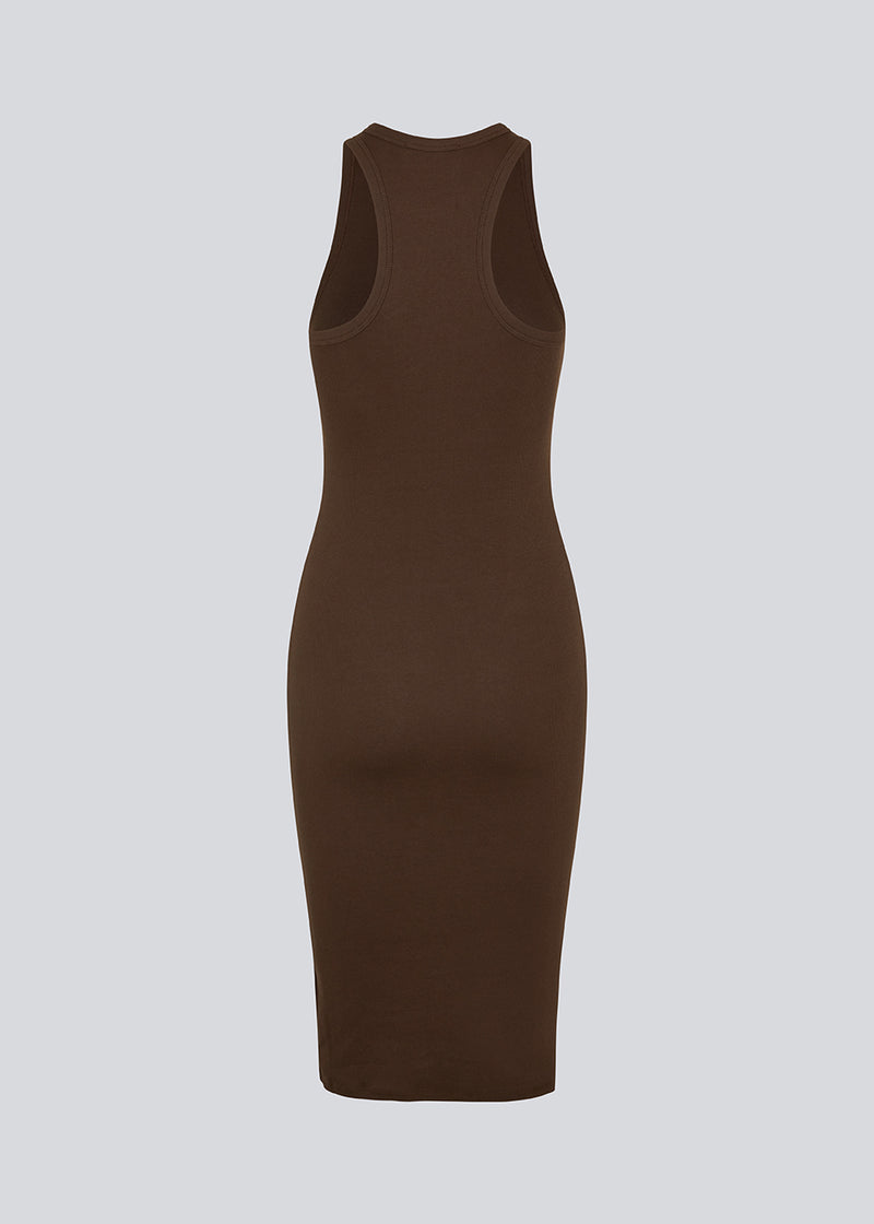 Lækker basic kjole i mørkebrun i en blød bomuldsrib. IgorMD dress har en tætsiddende pasform med bryderryg og er perfekt at style til et sporty og afslappet look. Modellen er 173 cm og har en størrelse S/36 på
