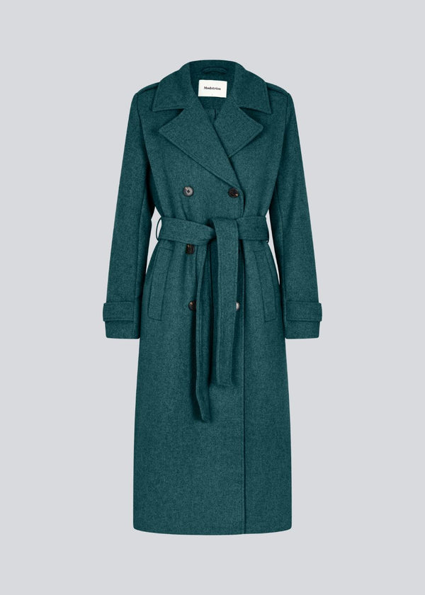Klassisk, dobbeltradet uldfrakke med krave og revers. ShayMD coat har bredt taljebælte, skulderstropper, brede manchetter og stormflap. Med for og slids bagpå.