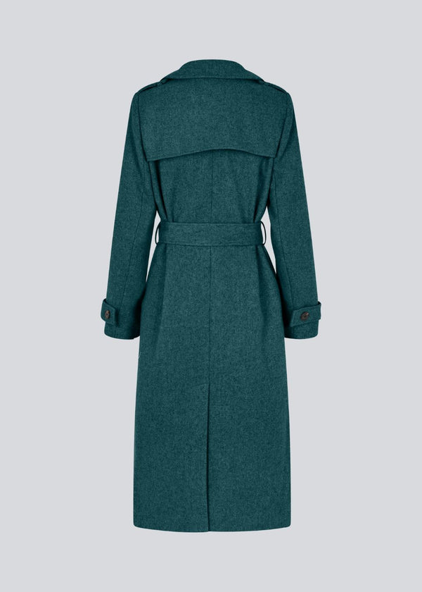 Klassisk, dobbeltradet uldfrakke med krave og revers. ShayMD coat har bredt taljebælte, skulderstropper, brede manchetter og stormflap. Med for og slids bagpå.
