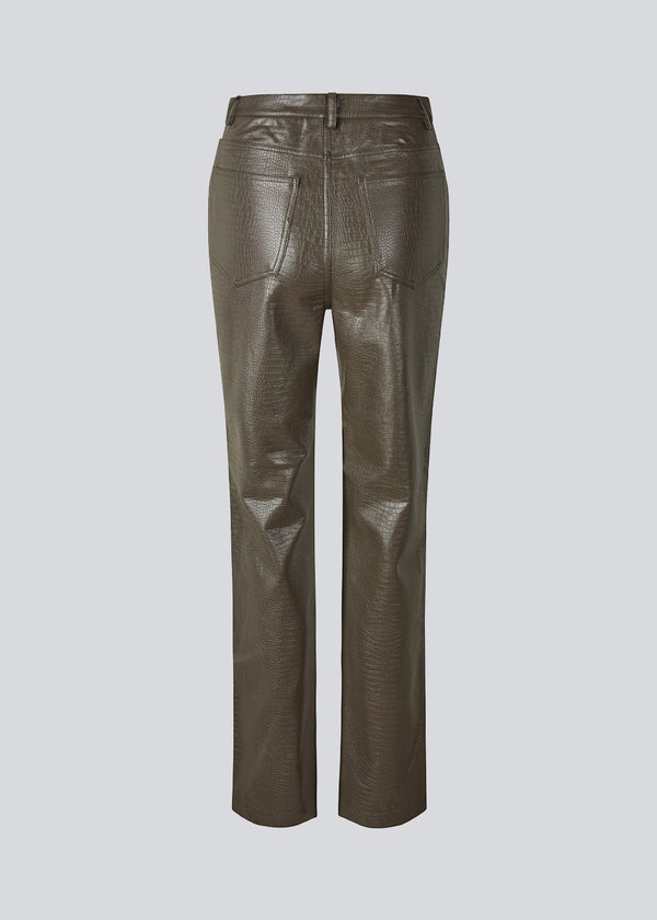 Bukser i brunt, blødt imiteret skind med krokodillemønster. TerriMD pants har lige, vidde ben med en mellemhøj talje i et klassisk design med fem lommer.