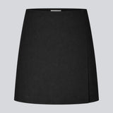 Klassisk A-formet sort nederdel i kort længde. GaleMD skirt har et simpelt design med skjult lynlås i sidesømmen og slids foran.