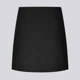 Klassisk A-formet sort nederdel i kort længde. GaleMD skirt har et simpelt design med skjult lynlås i sidesømmen og slids foran.