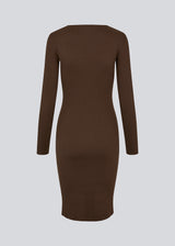 Tætsiddende kjole i brun i en ribstrikket bomuldskvalitet. ToxieMD dress har firkantet udskæring foran og lange ærmer.