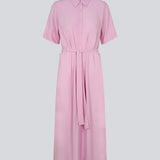 Lang skjortekjole i lyserød med korte, brede ærmer, krave, knaplukning fortil og bindebælte i taljen. CashMD long dress er fremstillet i en EcoVero viskose.