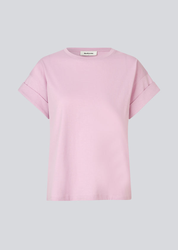 T-shirt i økologisk bomuld med en smule kortere længde. BrazilMD short t-shirt har rund hals og opsmøgede ærmer