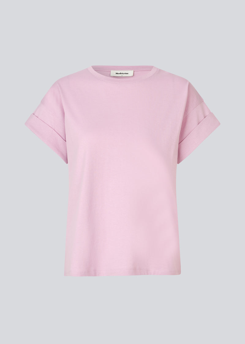T-shirt i økologisk bomuld med en smule kortere længde. BrazilMD short t-shirt har rund hals og opsmøgede ærmer