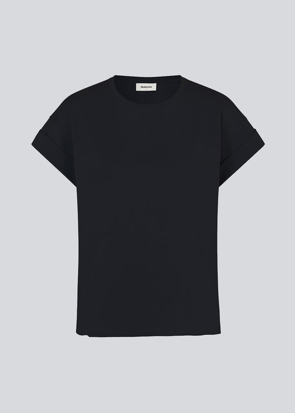 T-shirt i sort i økologisk bomuld med en smule kortere længde. BrazilMD short t-shirt har rund hals og opsmøgede ærmer.