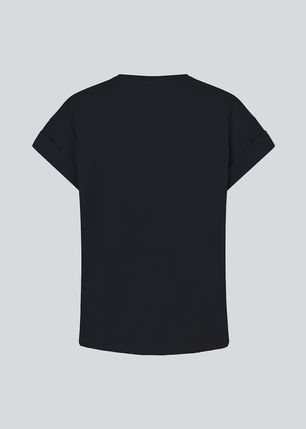 T-shirt i sort i økologisk bomuld med en smule kortere længde. BrazilMD short t-shirt har rund hals og opsmøgede ærmer.