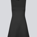 Figursyet mini kjole i sort i A-facon uden ærmer med rund hals. JosefineMD tank flare dress er fremstillet i et strækbart materiale. Modellen er 177 cm og har en størrelse S/36 på.