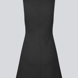 Figursyet mini kjole i sort i A-facon uden ærmer med rund hals. JosefineMD tank flare dress er fremstillet i et strækbart materiale. Modellen er 177 cm og har en størrelse S/36 på.