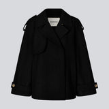 Cropped dobbeltradet uldfrakke med skjulte knapper. EsmundMD jacket har klassiske frakkedetaljer med raglanærmer og bredt bærestykke på ryggen. Med foer. Modellen er 175 cm og har en størrelse S/36 på.