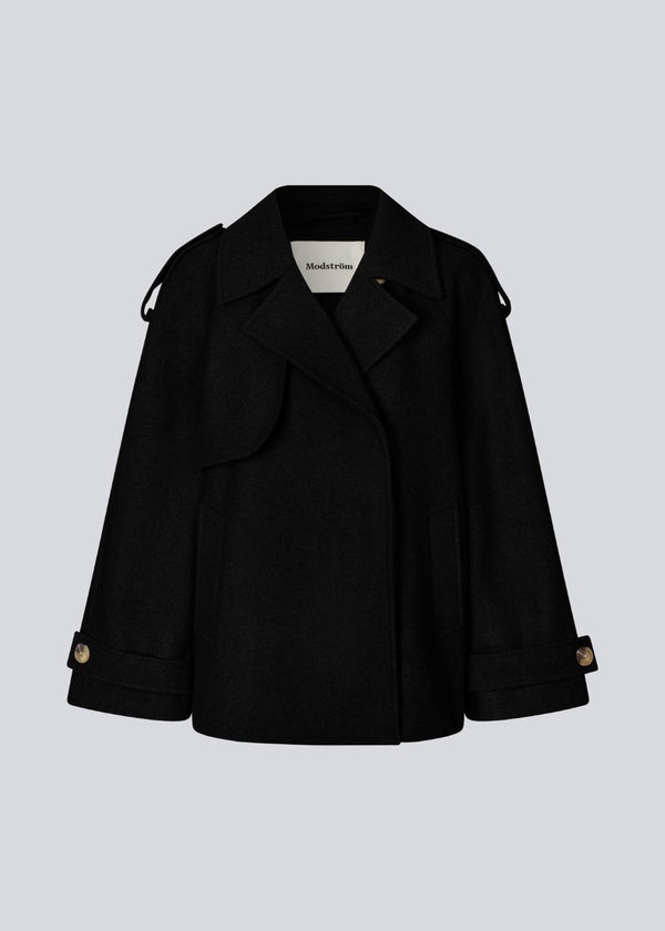 Cropped dobbeltradet uldfrakke med skjulte knapper. EsmundMD jacket har klassiske frakkedetaljer med raglanærmer og bredt bærestykke på ryggen. Med foer. Modellen er 175 cm og har en størrelse S/36 på.