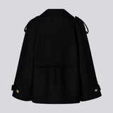 Cropped dobbeltradet uldfrakke med skjulte knapper. EsmundMD jacket har klassiske frakkedetaljer med raglanærmer og bredt bærestykke på ryggen. Med foer. Modellen er 175 cm og har en størrelse S/36 på.