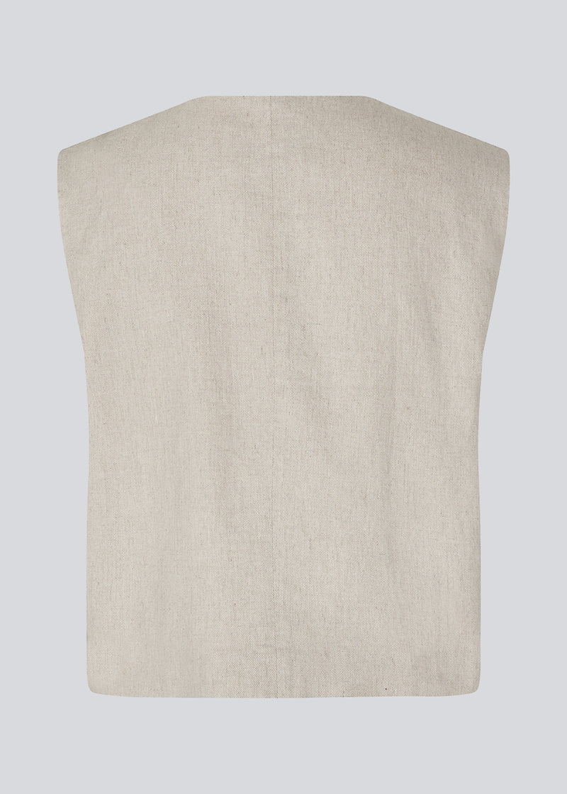 Kort beige vest i vævet hørkvalitet i beige. ParkMD vest har en dyb v-udskæring, knapper og en afslappet og løs silhuet.&nbsp;