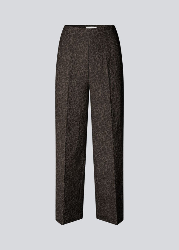 Brune bukser med lige ben i struktureret materiale. HollisMD pants har en mellemhøj talje med skjult lynlås i den ene side og to paspolerede baglommer.&nbsp;